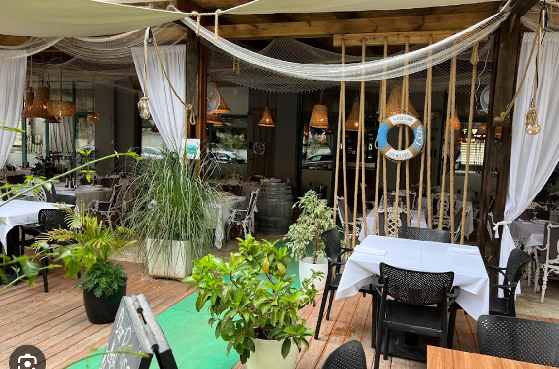 Restaurace s čerstvými rybami a mořskými plody v Golemu v Albánii