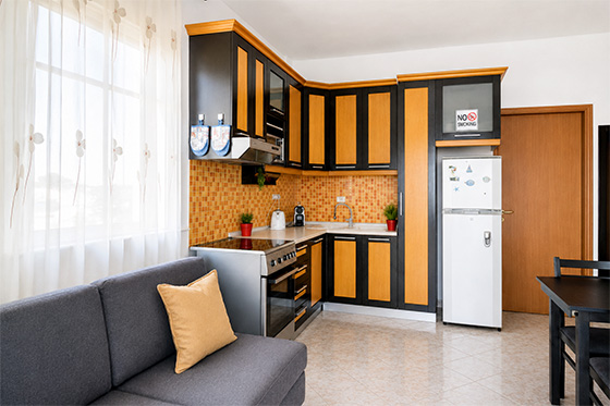 Plně vybavená kuchyně v apartmánu v Golemu, Albánie