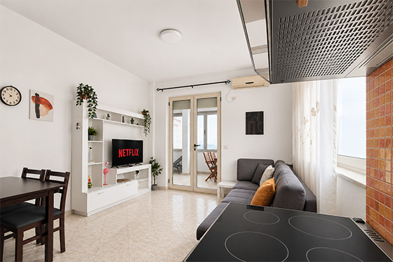 Světlý obývací pokoj apartmánu v Golemu s přímým vstupem na terasu