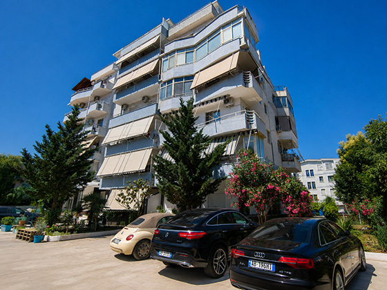 Parkování přímo u domu v Golemu ve kterém se apartmán nachází.