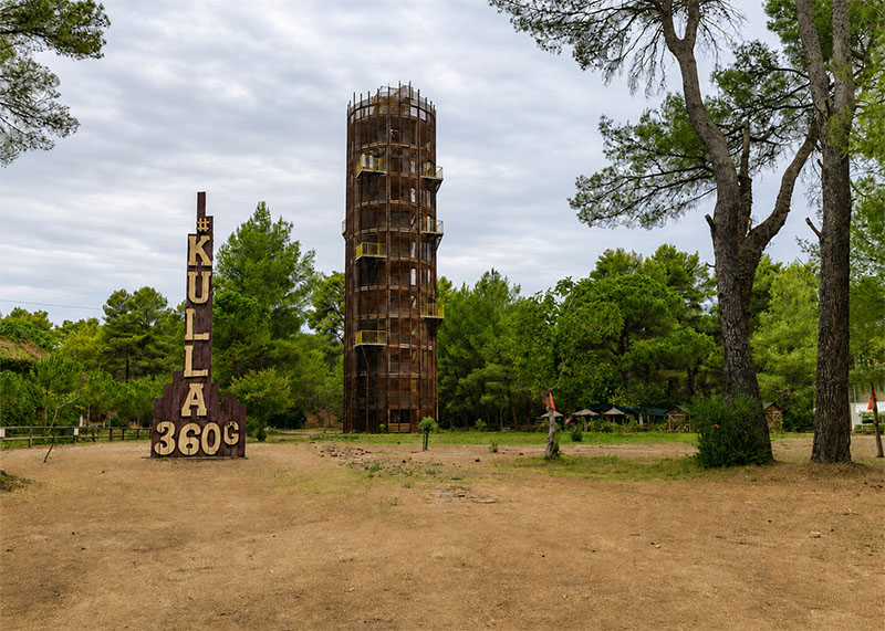 Rozhledna Kulla 360° s výhledem na lagunu, borovicové lesy a pobřeží národního parku Divjakë–Karavasta.