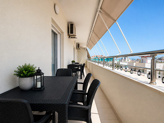 Prostorný balkon apartmánu Pushim s posezením a výhledem na moře v Golemu