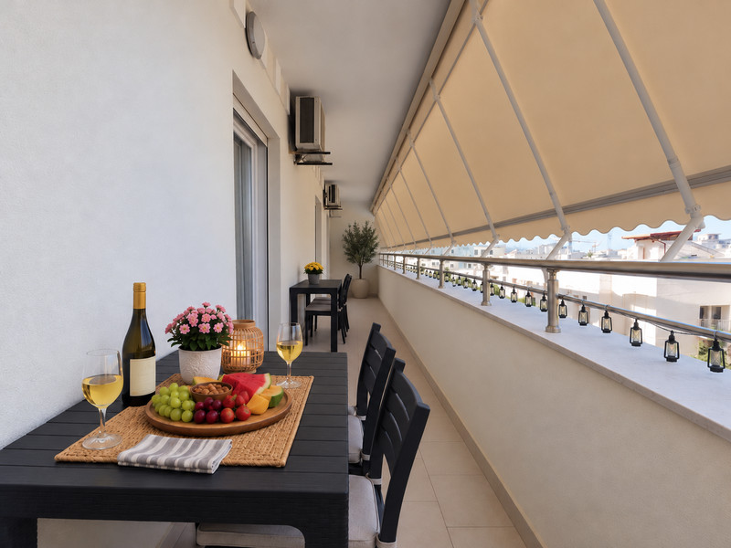 Prostorný balkon ubytování Pushim v Golemu s výhledem na moře.